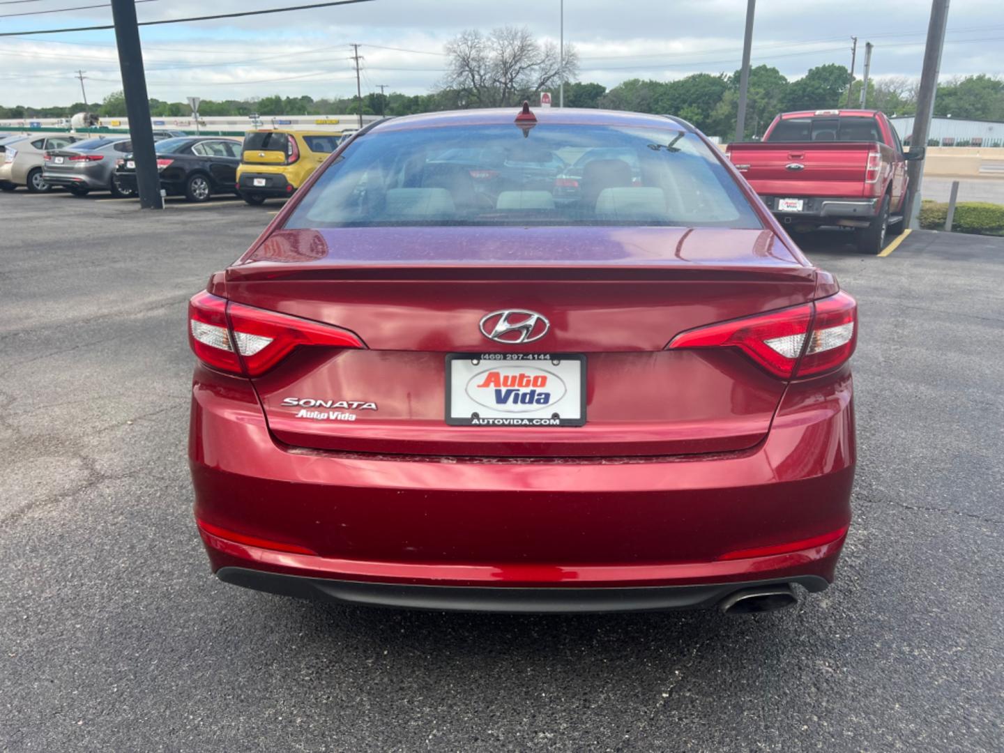 2015 RED Hyundai Sonata ECO (5NPE24AF8FH) with an 1.6L L4 DOHC 16V engine, 7-Speed Automatic transmission, located at 420 I-35E, Lancaster, TX, 75146, (469) 297-4144, 32.593929, -96.823685 - Photo#8